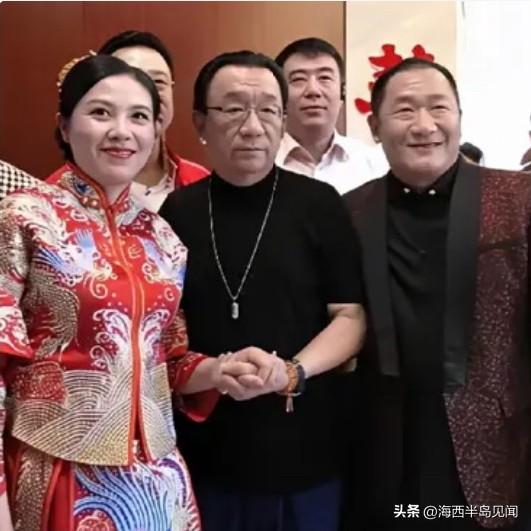 2018年，歌手谢东举行婚礼，侯耀华专程到场赴宴祝贺。宴会上他亲切地拉着新娘的手