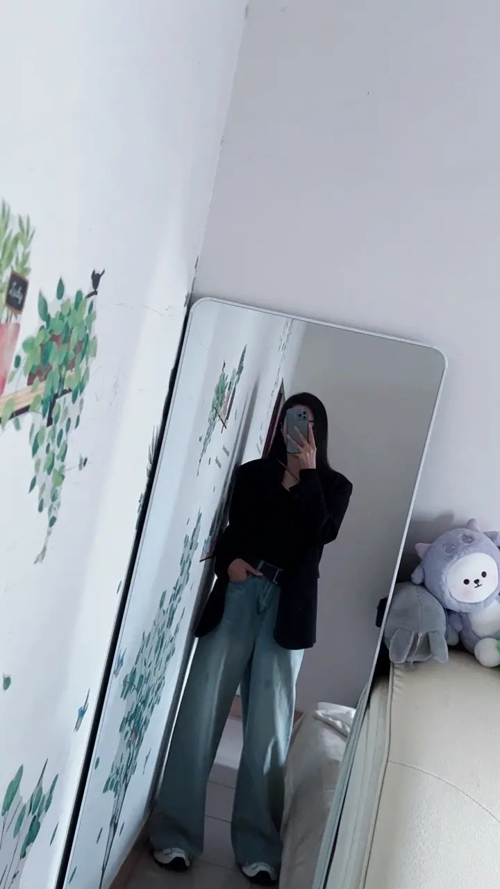 很多时候觉得我坚强得像座山，可有时候也脆弱得像一张纸，我也没办法，任何...