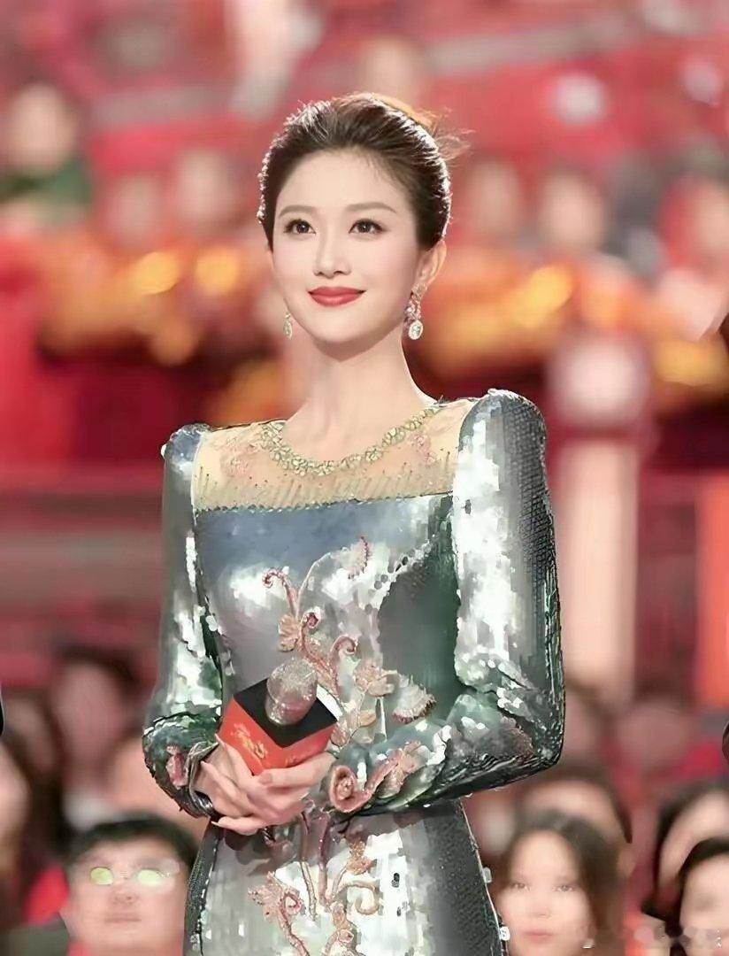 别看刘心悦主持端庄大方，主持的这么接地气她之前可不这样，连说话都老被卡住喉咙，耳