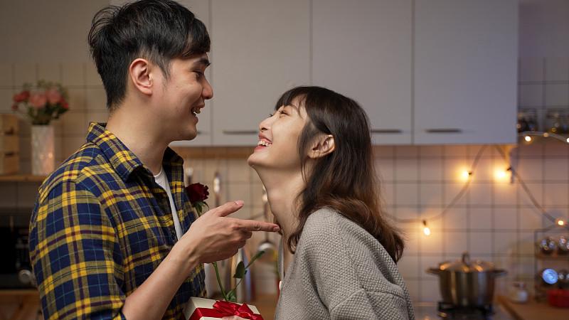 调戏男朋友的一天

女：想不想看我的性感照片？
男：想
女：你果然是个饥渴难耐的