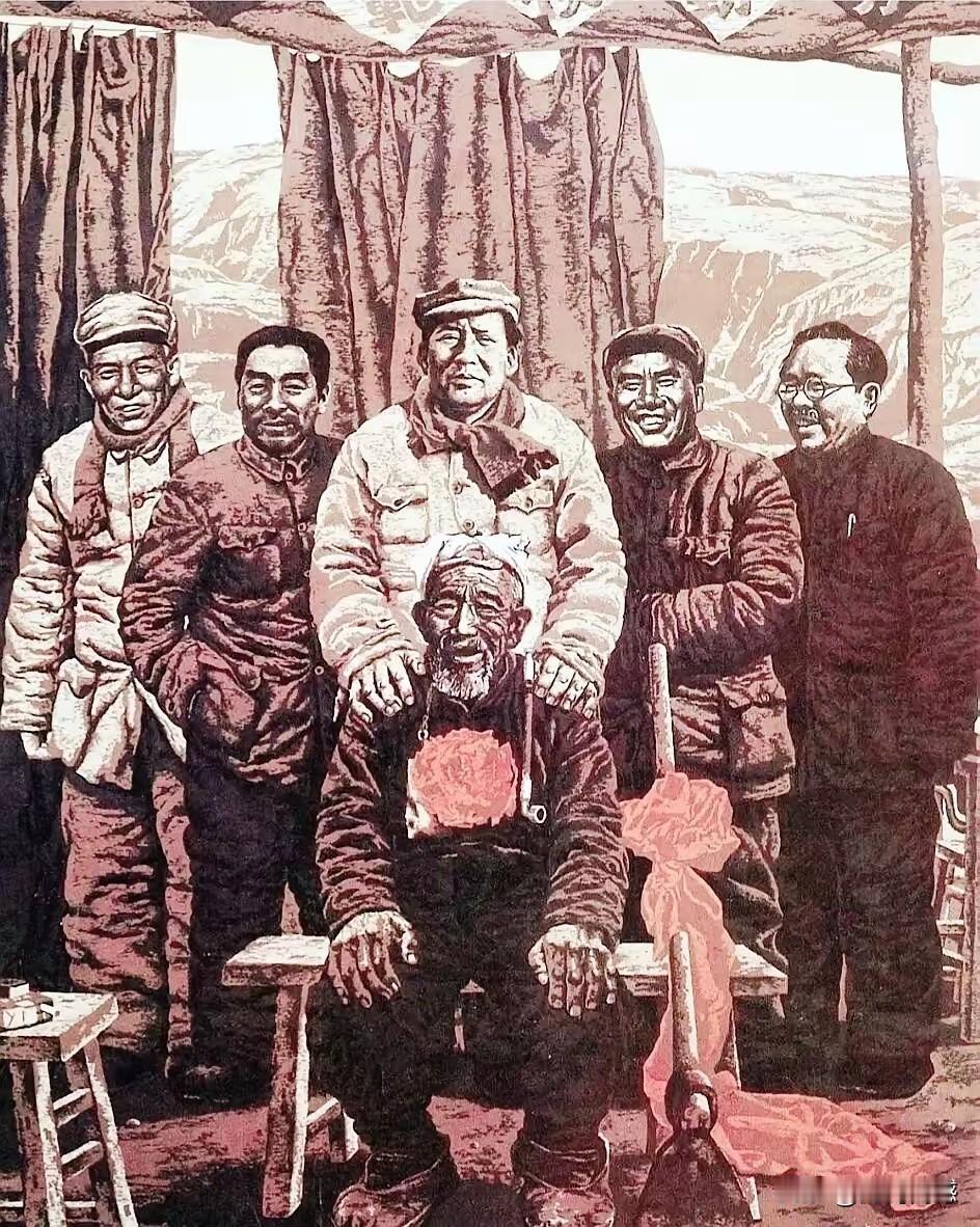 坐在前面的这个老人是谁呢？他真是太幸福了，能够和老一辈无产阶级革命家同框合影，这