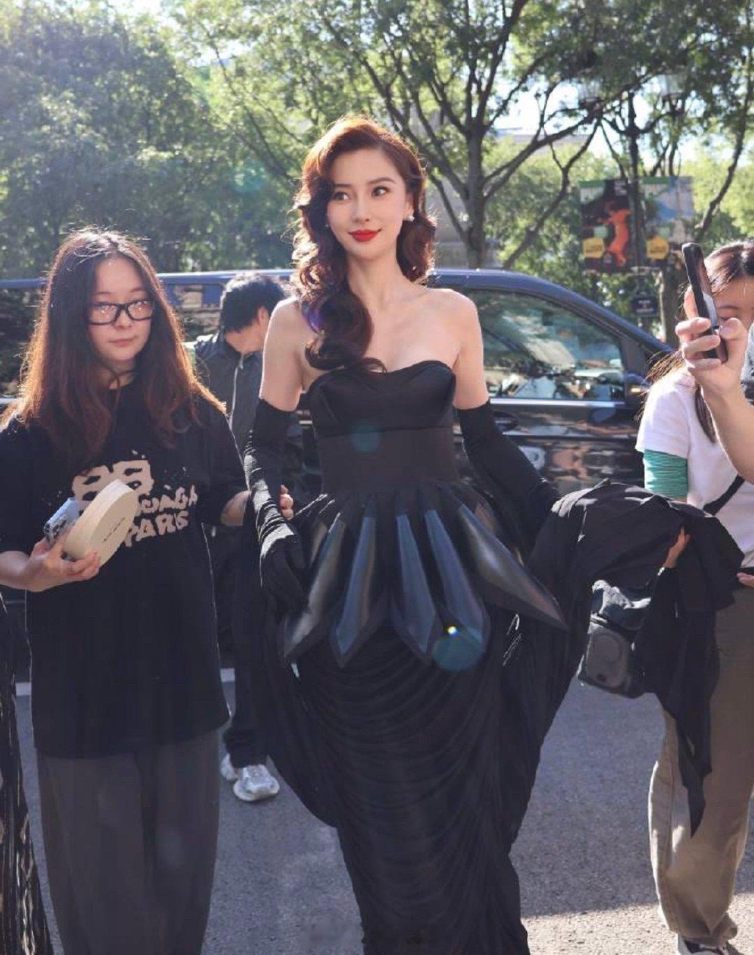 迪丽热巴和angelababy的黑色礼服都好美哦 ​​​
