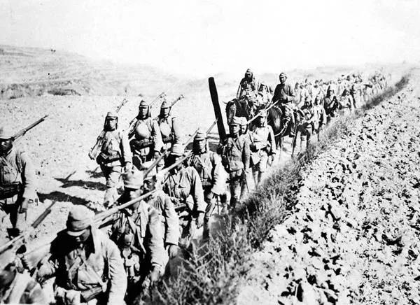 一老汉给八路军送水，谁知半路上却碰到了鬼子。老汉急中生智，挑着两桶水拐进了庄稼地