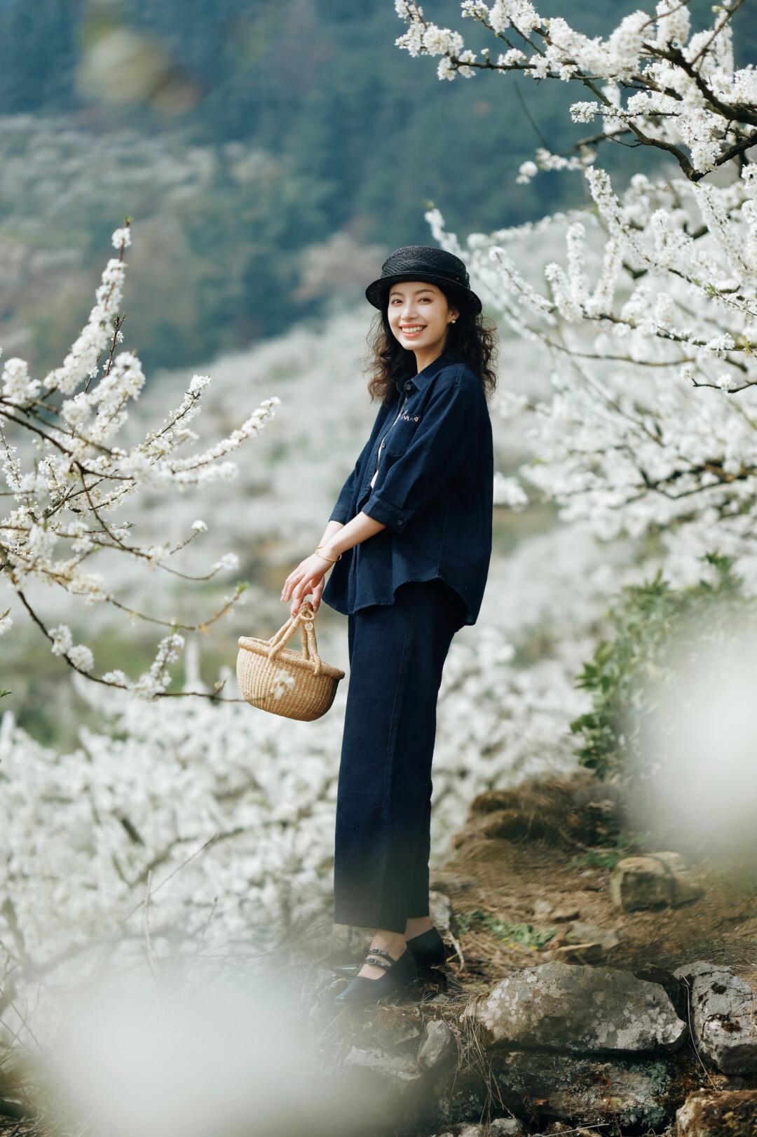 李花盛放的山坡，就像是下了一场春雪！