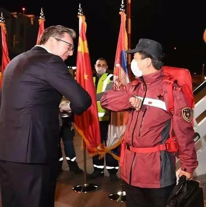 亲吻中国国旗，不是精心策划，而是发自内心的情不自禁。

2025年1月2日，是中
