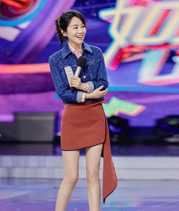 54岁闫妮穿粉衬衫配短裙，嫩得像24岁！这身材和五官也太能打了