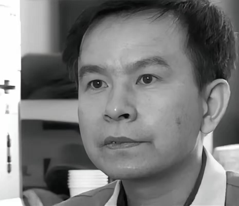 1992年，浙大高材生李红涛被捕，他却趁警察吃饭时，慢慢挪到对方看不到的角落，打