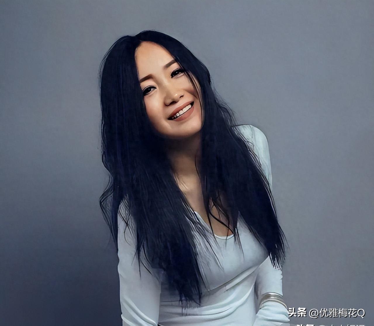 57岁再上春晚后台，贝斯弦上没响过一次热搜，她到底在等谁？
她弹着《春江水》，台
