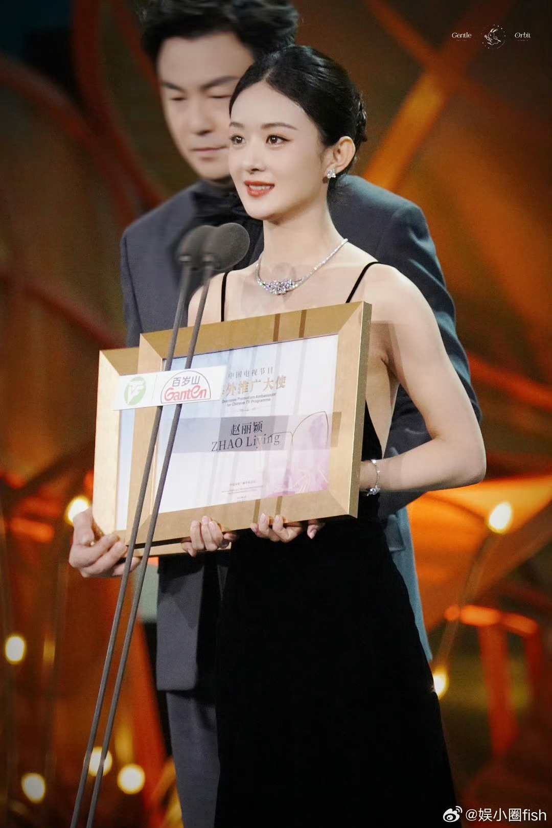 85花3位白玉兰海外推广大使：赵丽颖、刘亦菲、杨幂 手拉手，一起走！ 