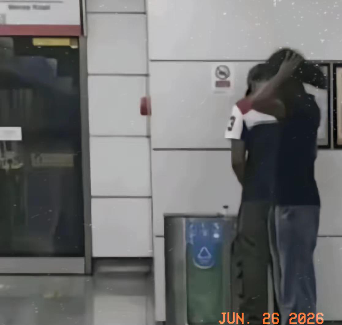 俩印度人大摇大摆进店，10分钟拿走价值百万的“货”，转身就往机场狂奔。本以为是天