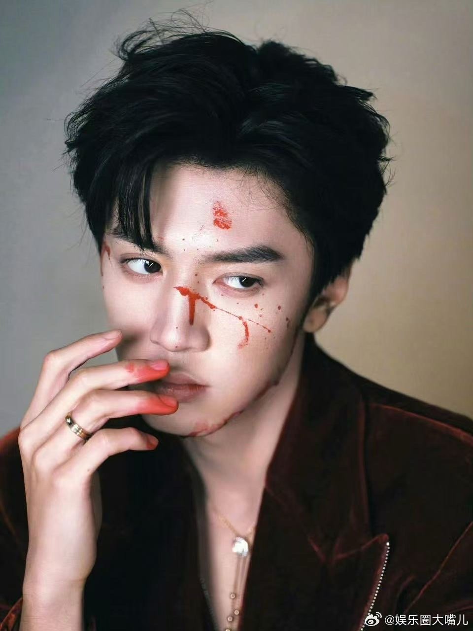 陈哲远我的吸血鬼老公 谁懂啊陈哲远这套吸血鬼主题的杀伤力！红丝绒西装贵气又魅惑，