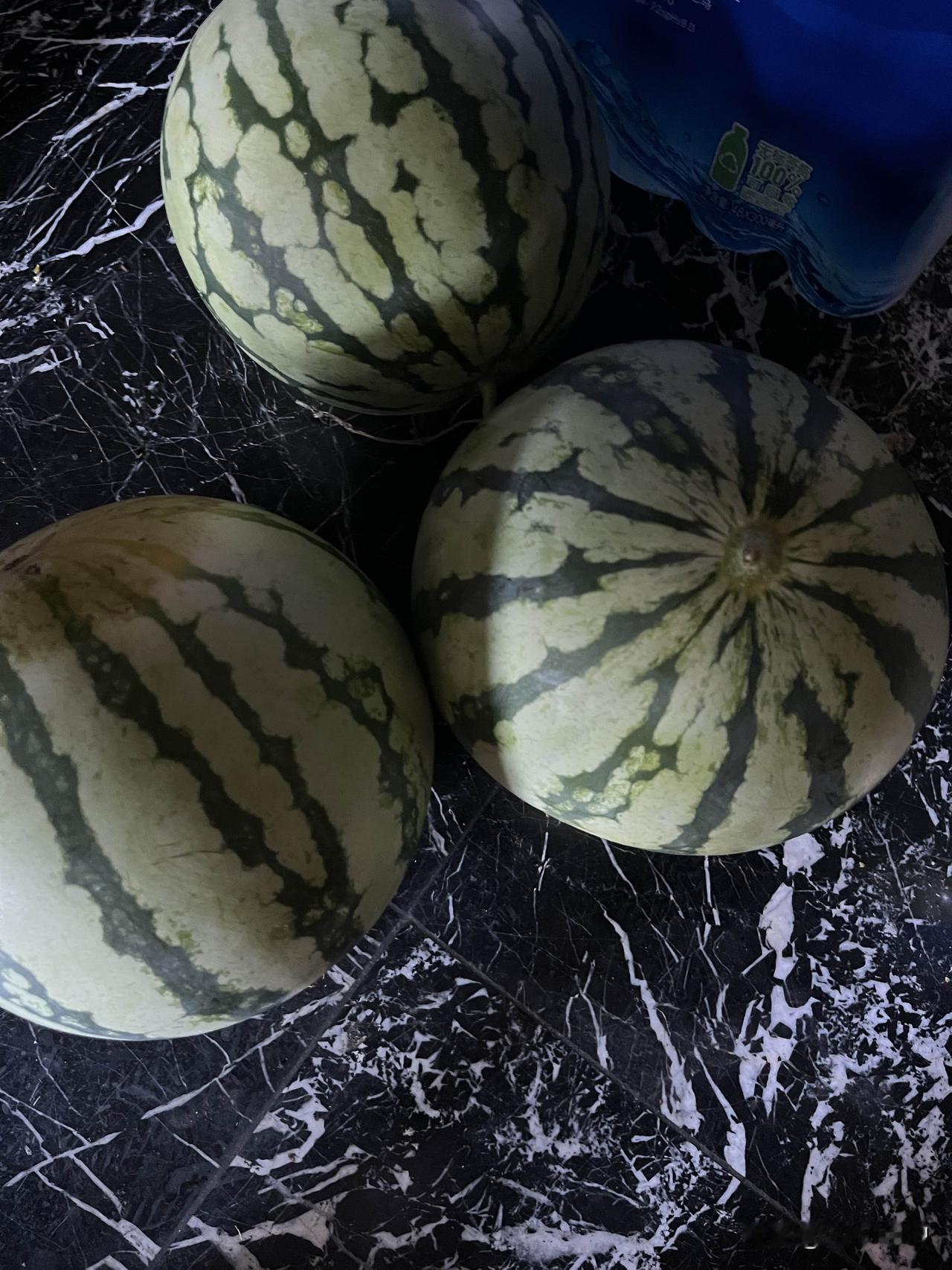 我70后，夏天的时候家里面一次要买好几只西瓜，不像现在买一个甚至半个西瓜，当时家