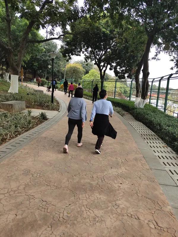 【38岁同事猝然离世，背后隐藏的健康警钟，千万别等“头晕”变噩梦！】
前几天，我