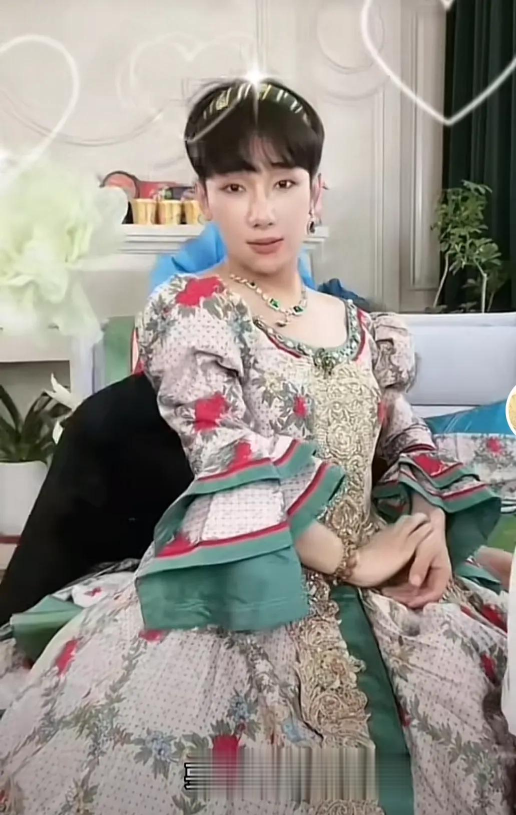 一直认为家俊是张兰团队最能豁出去的，没想到这么能豁出去，穿着公主裙，让合作公司李