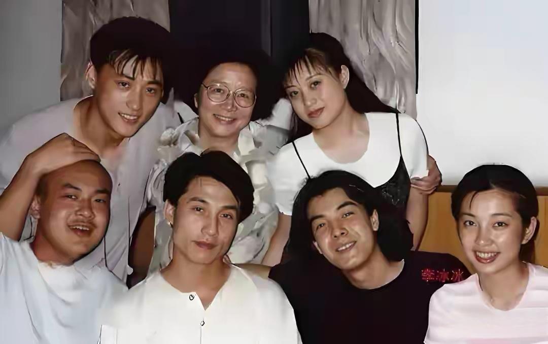 后排居中年纪大的那一位是著名演员高鑫的妈妈舒蓉，演员王一楠的婆婆，她是上海戏剧学