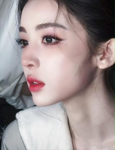 娜扎[超话]娜扎你也会怀念十八岁的自己吗谁能想到，十四年前的发箍成了娜扎今天的一