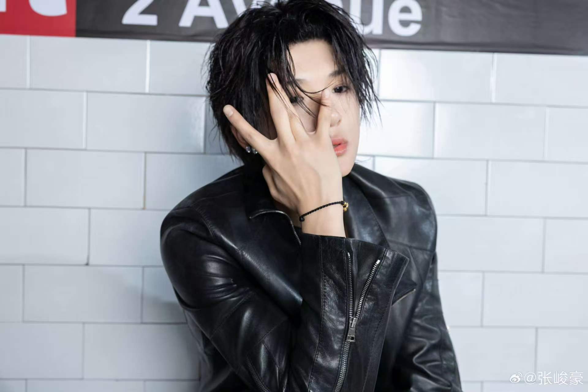 张峻豪西海岸秋裤外穿 张峻豪的漏秋裤造型太有记忆点，西海岸街头风与秋裤碰撞，随性