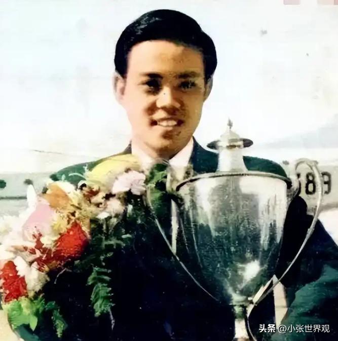 1968年，中国第一个世界冠军容国团，在一棵树上上吊死后被人发现，而在他的衣服口