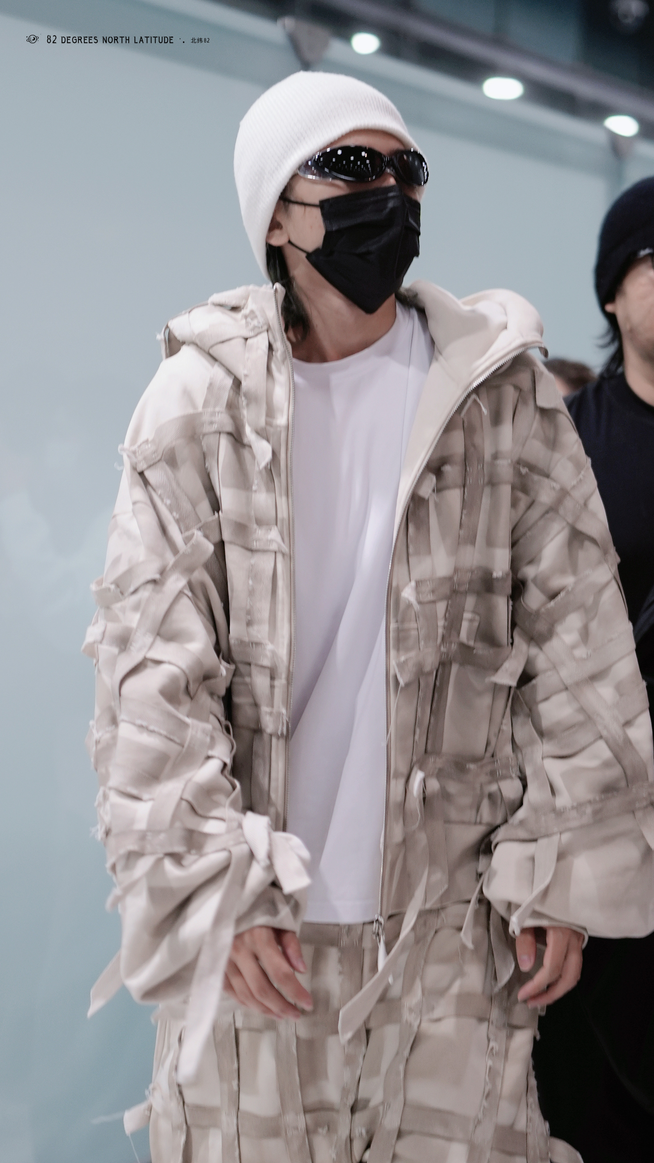 蔡徐坤 曼谷抵达，身穿 IZZY DU 超宽松版型ultra-baggy 套装，