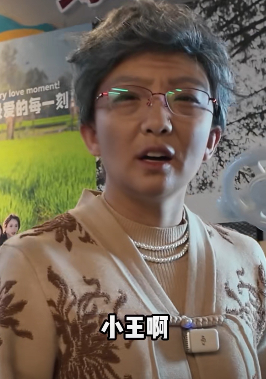 银发奶奶竟开车玩起漂移铁豆这招绝了！“银发”奶奶一上场，全场都当她是误入的。结果