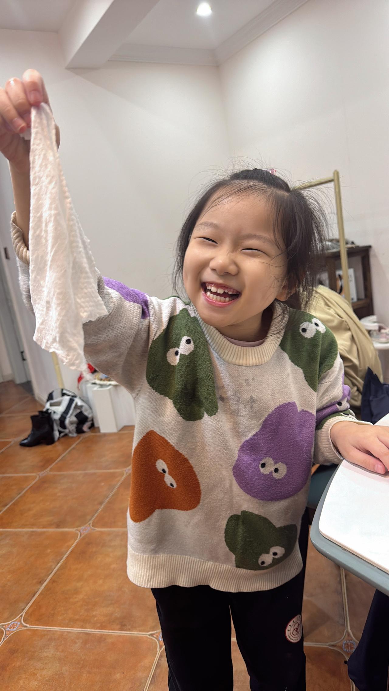 看着你笑，我也笑了