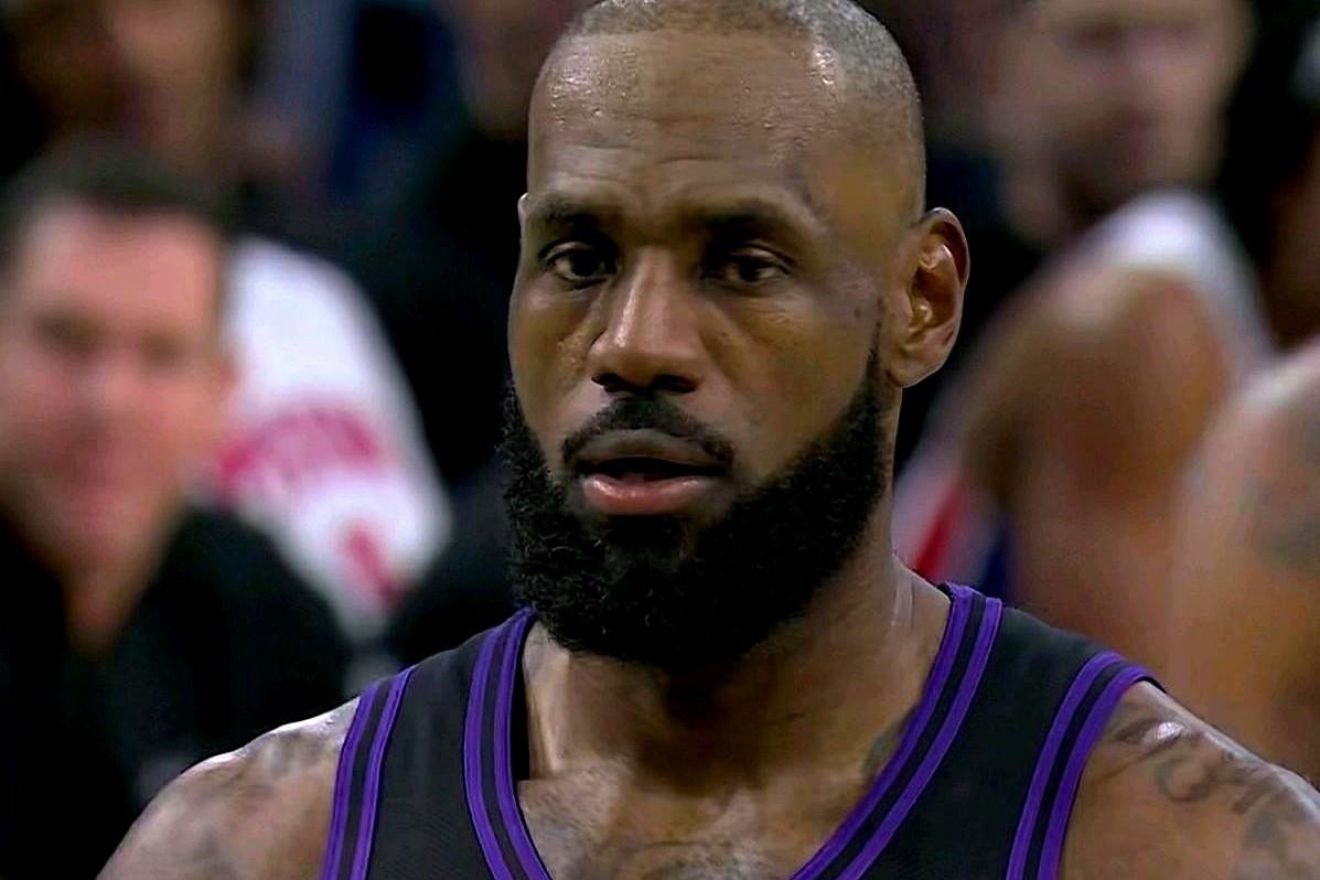 老詹41岁生日夜，被活塞送了份“大礼”！

主场106-128惨败22分，全队刷