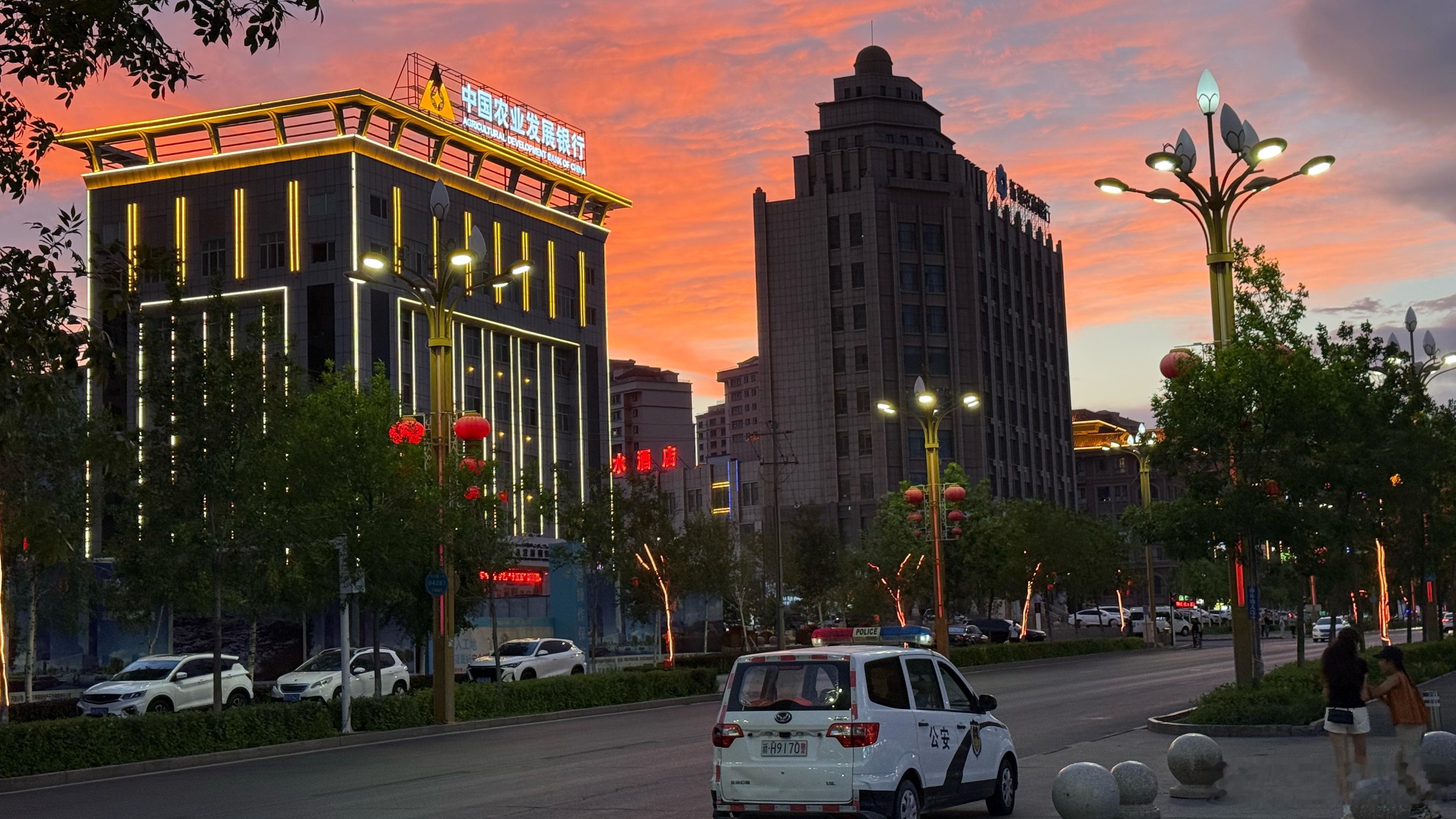 阿尔泰市，彩霞满天。 阿勒泰·万驰广场