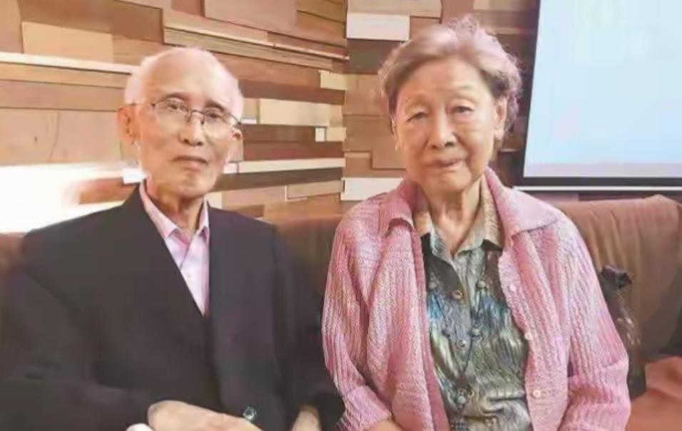 1945年，余光中17岁时爱上了14岁的表妹，虽因无法生育坚持娶她，婚后他们竟然