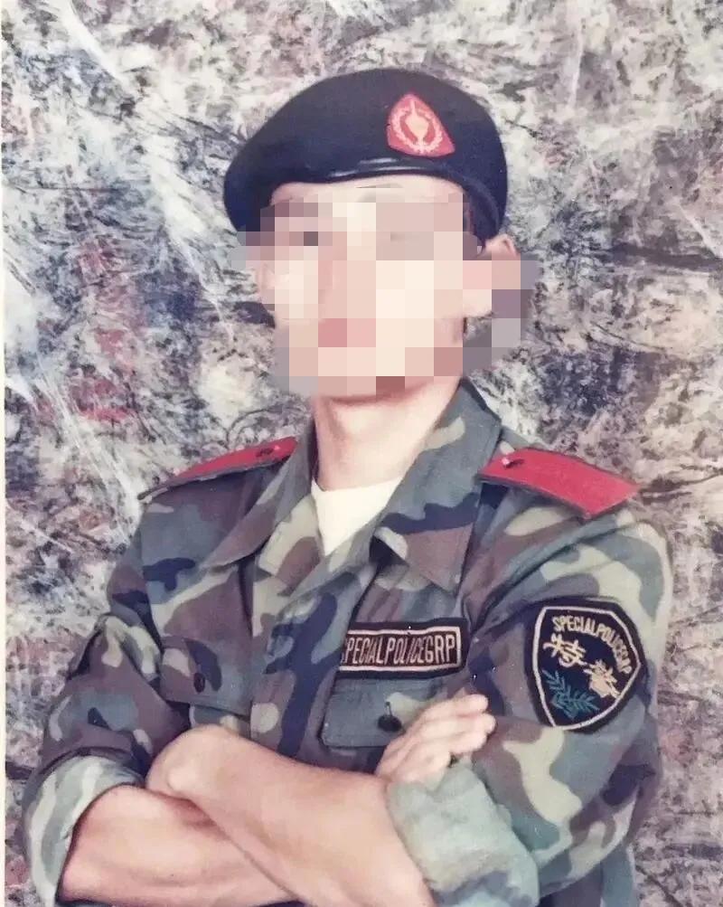 网络上一张奇怪的武警造型照片。武警的特警学员，迷彩作训服，臂章，肩章，胸条都没问