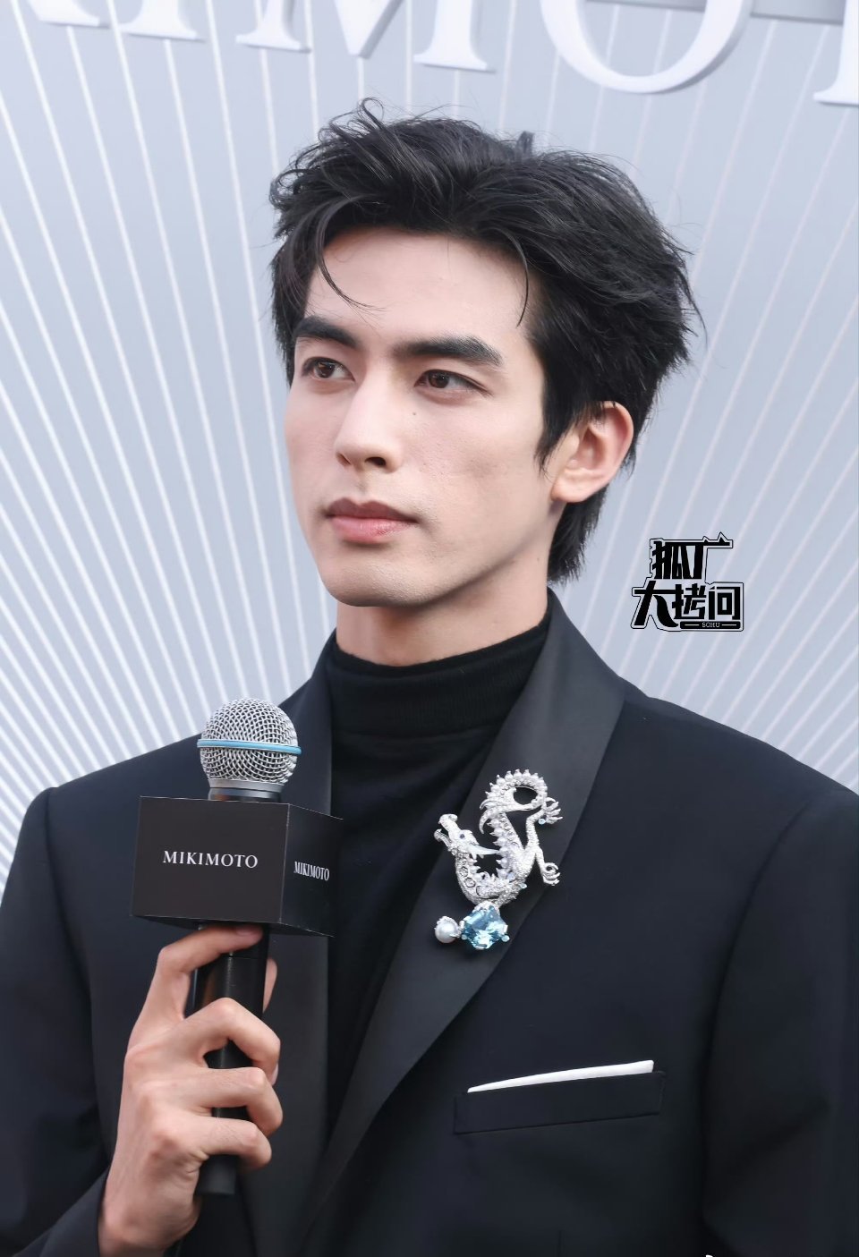 宋威龙今天是龙今天的龙形胸针好抢镜！黑色西装配高领，贵气又利落～ 宋威龙