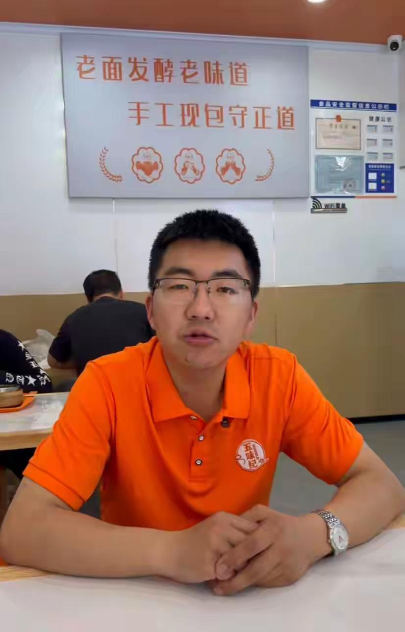 26岁安徽小伙朱俊锋创业经历太抓马。2023年底，他投80万在上海开羊肉面馆，十