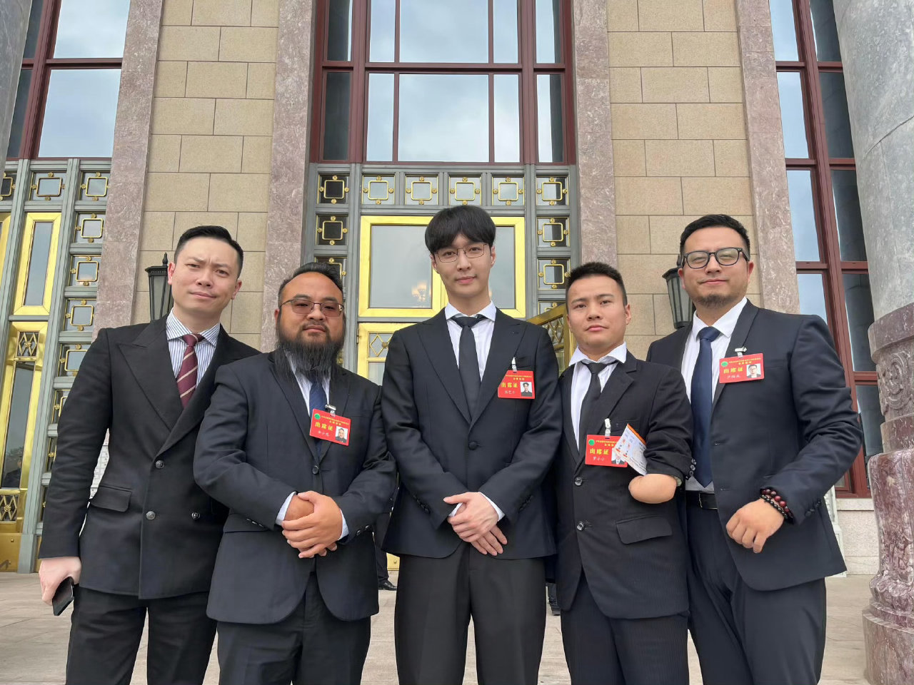 张艺兴参加了全国青联委员会第十四届会议，又悄咪咪的干大事了，晚上还出现在了新闻联