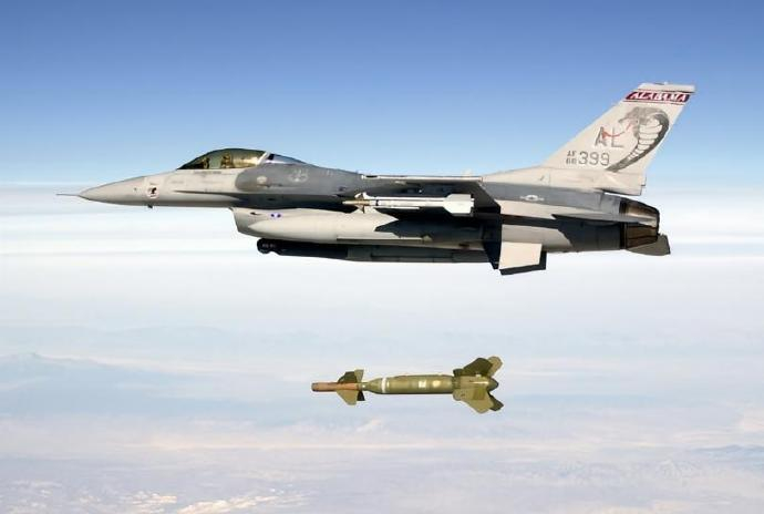 每天认识一件兵器 美国“铺路”激光制导炸弹长度：566厘米直径：38.8厘米翼展