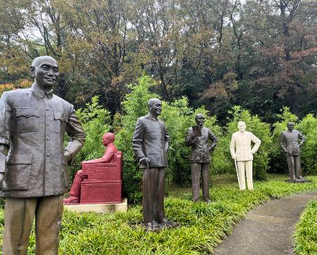 过去台湾的每一座学校和公共设施都摆放有老蒋的雕像，在蒋家失权后，这些雕像被集中安