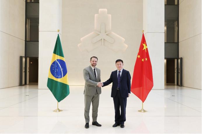 巴西赚着中国的钱，又来借中国的钱。这买卖到底谁占便宜？
6月25号。巴西财长杜里