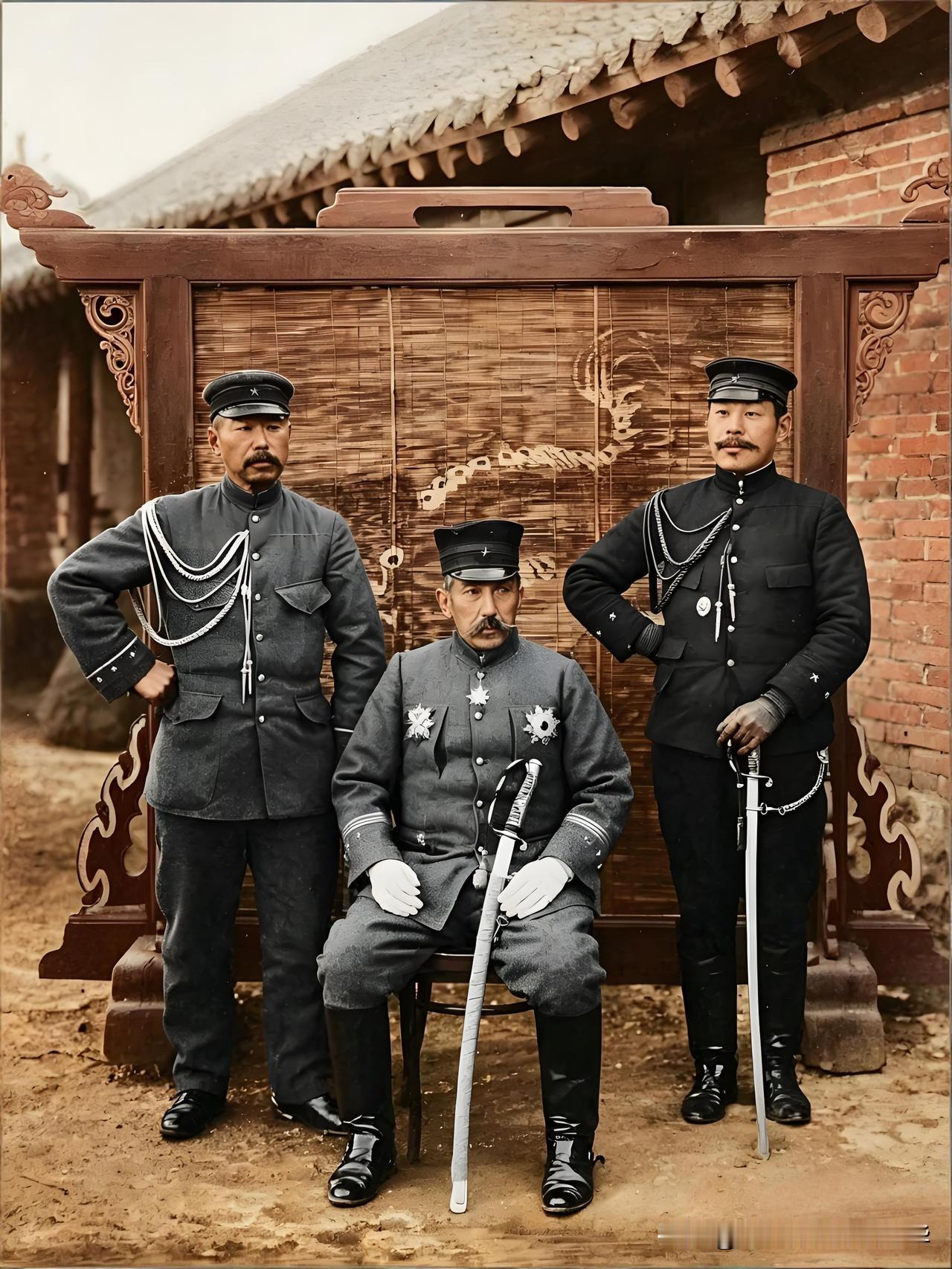这张照片拍摄于日俄战争时期的1904-1905年前后。照片上坐在中间，手持军刀，