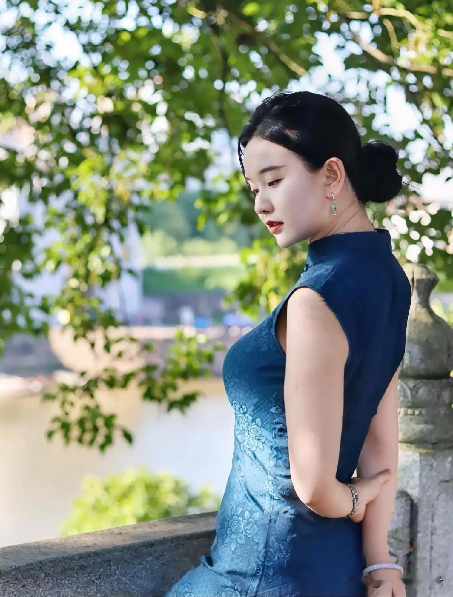 留白，是给生活留一份温柔余地；停驻，是让心灵寻一处安稳归岸。生活最难得的智慧，是