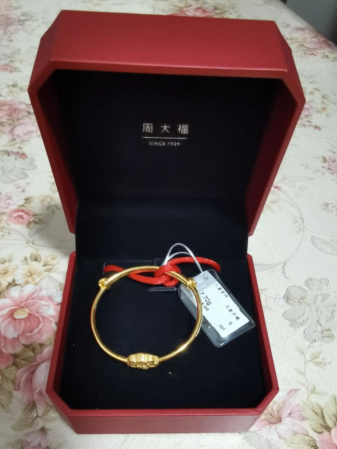 亲戚的孩子这个月底满周，我准备送一只幼儿金手镯。前几天去老凤祥看了一下，昨天下午