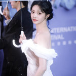 周洁琼背都淋湿了周洁琼像雨中的一块白玉 周洁琼像雨中的一块白玉，背都淋湿了还这么