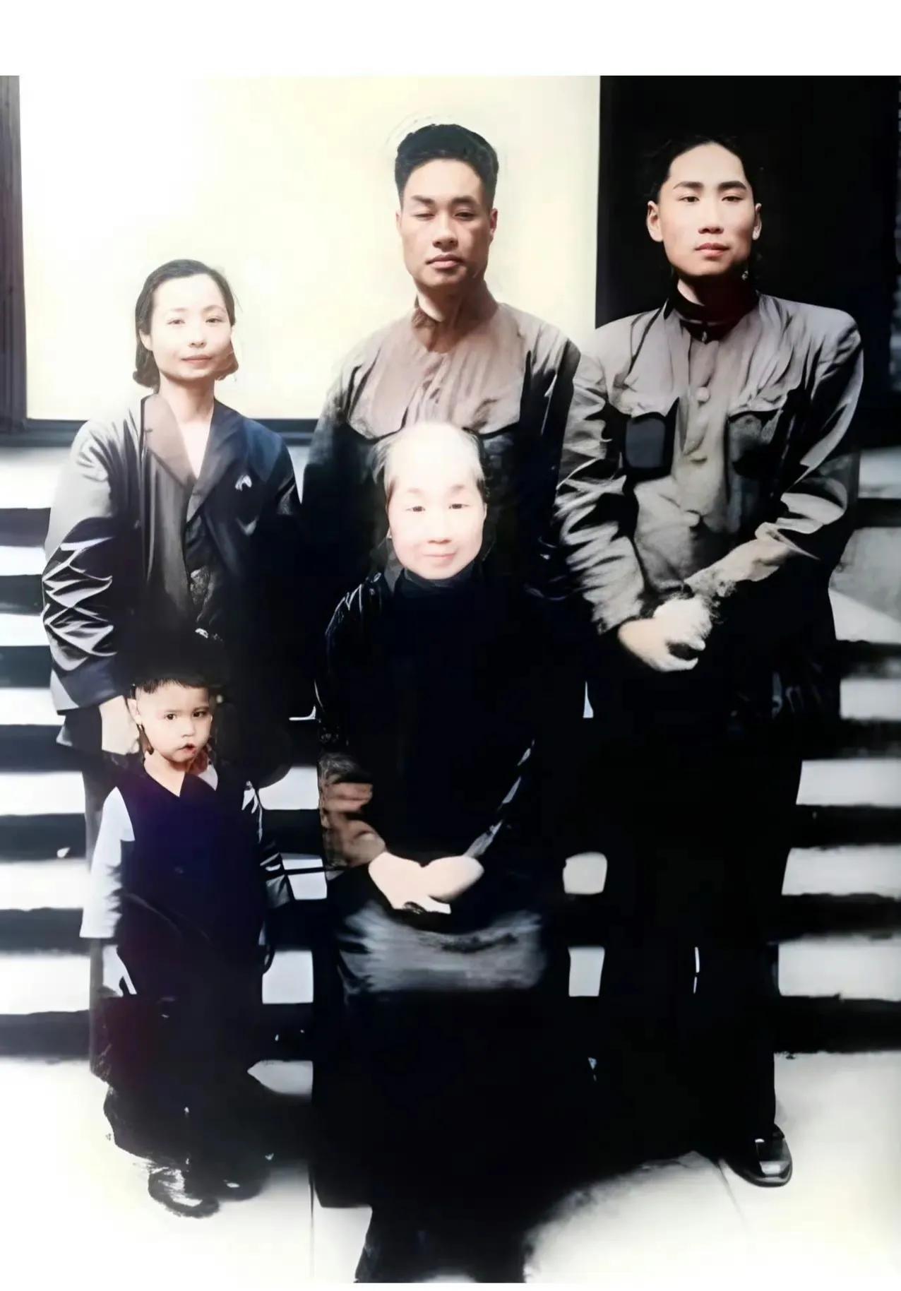 1949年，湖南长沙，岸英给姥姥过80大寿，与姥姥拍下最后一张珍贵合影，镜头中的