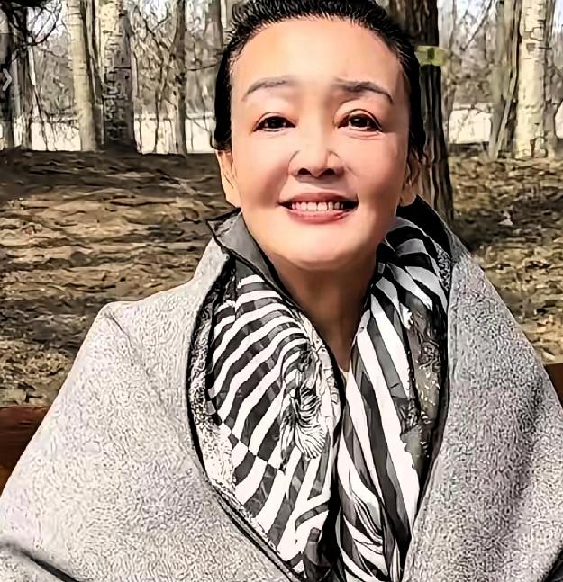 她变了不再忙碌生活也很好
她停止带货了,直播也少了,前线她退了,大家发现她变了,