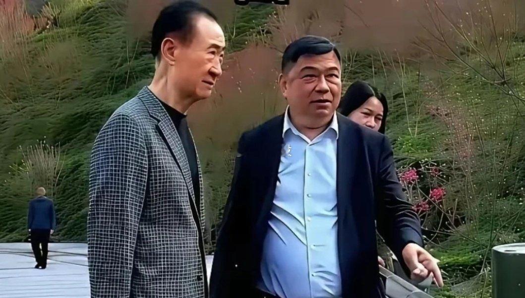 王校长现身美国一家餐厅吃饭被偶遇，几位美女在身边陪着他，有说有笑，他看起来心情大