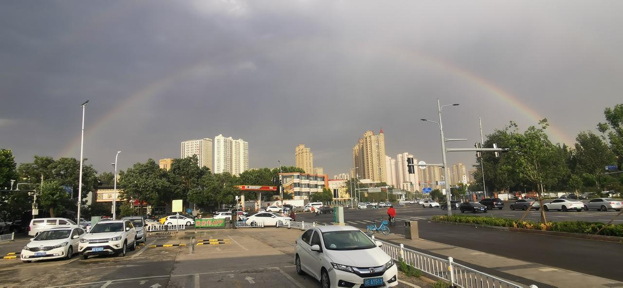 此刻的石家庄，真的出现了“西面日头东面雨，道是无情却有情”的景观。阳光下，忽然就