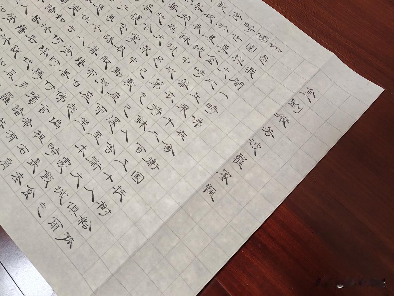 练书法的人大多温文尔雅，
从来不张扬。
与其说在写字，
不如说在用毛笔
给生活按