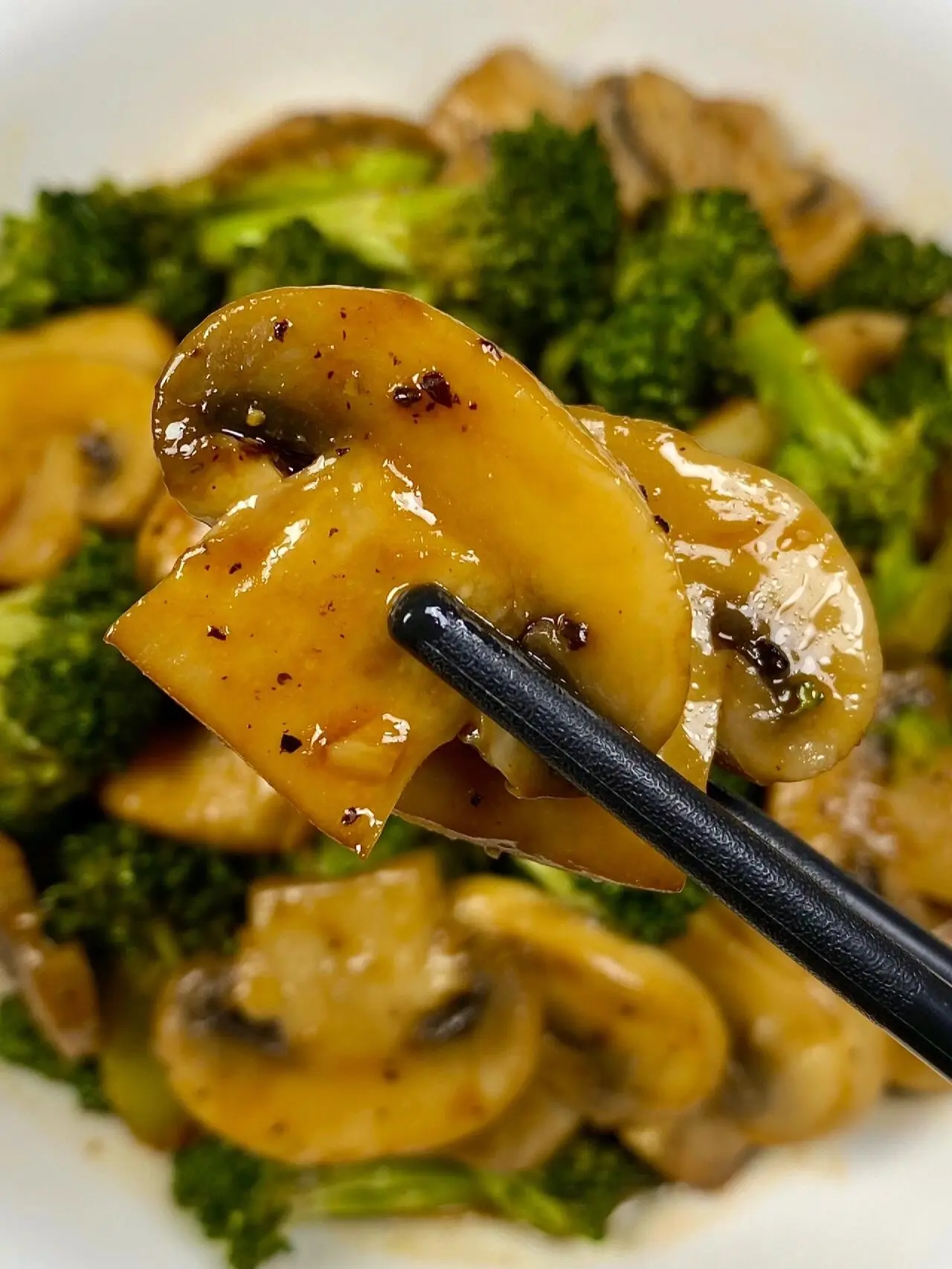非常好吃的小炒菜。我爸做的西兰花炒口蘑巨好吃 黑椒味浓郁，西兰花清爽可...