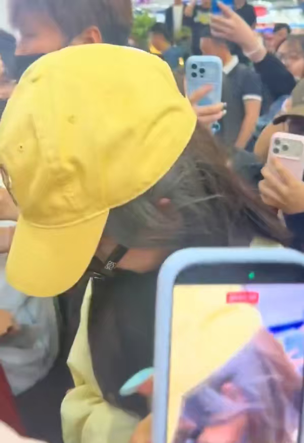 陈都灵疑似在机场被挤哭机场围堵人群拥挤混乱，陈都灵情绪崩溃落泪，追星应当守住安全