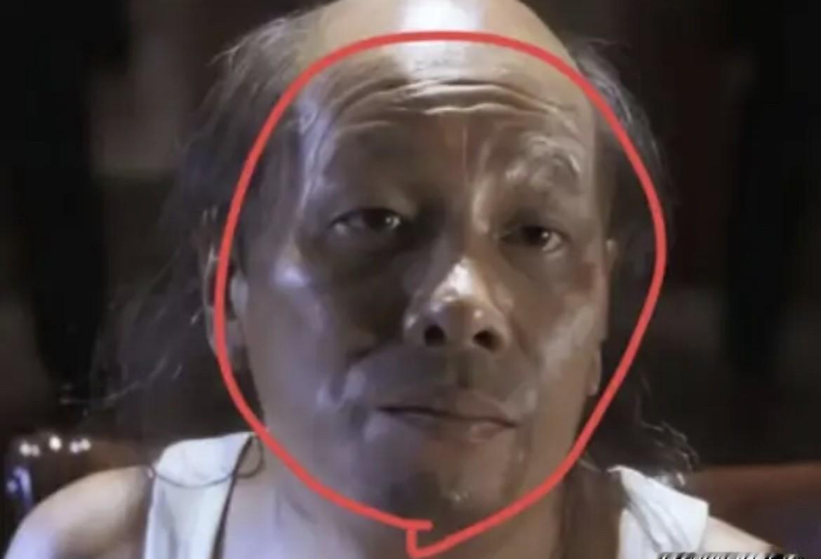 72岁，还能一掌劈碎三块实心木板。
这不是特效，是梁小龙晨练的日常。
洪金宝当年