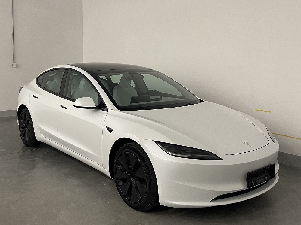 特斯拉 Model 3 焕新版这个实拍图，感觉新车比老款精神很多。 ​​​