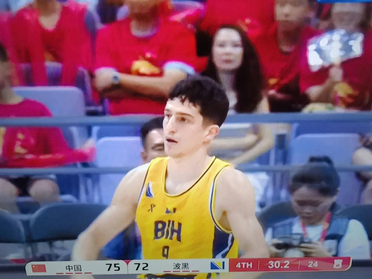 不可思议！男篮竟然被波黑男篮追到了，还剩3分！
   中国75：72领先波黑3分