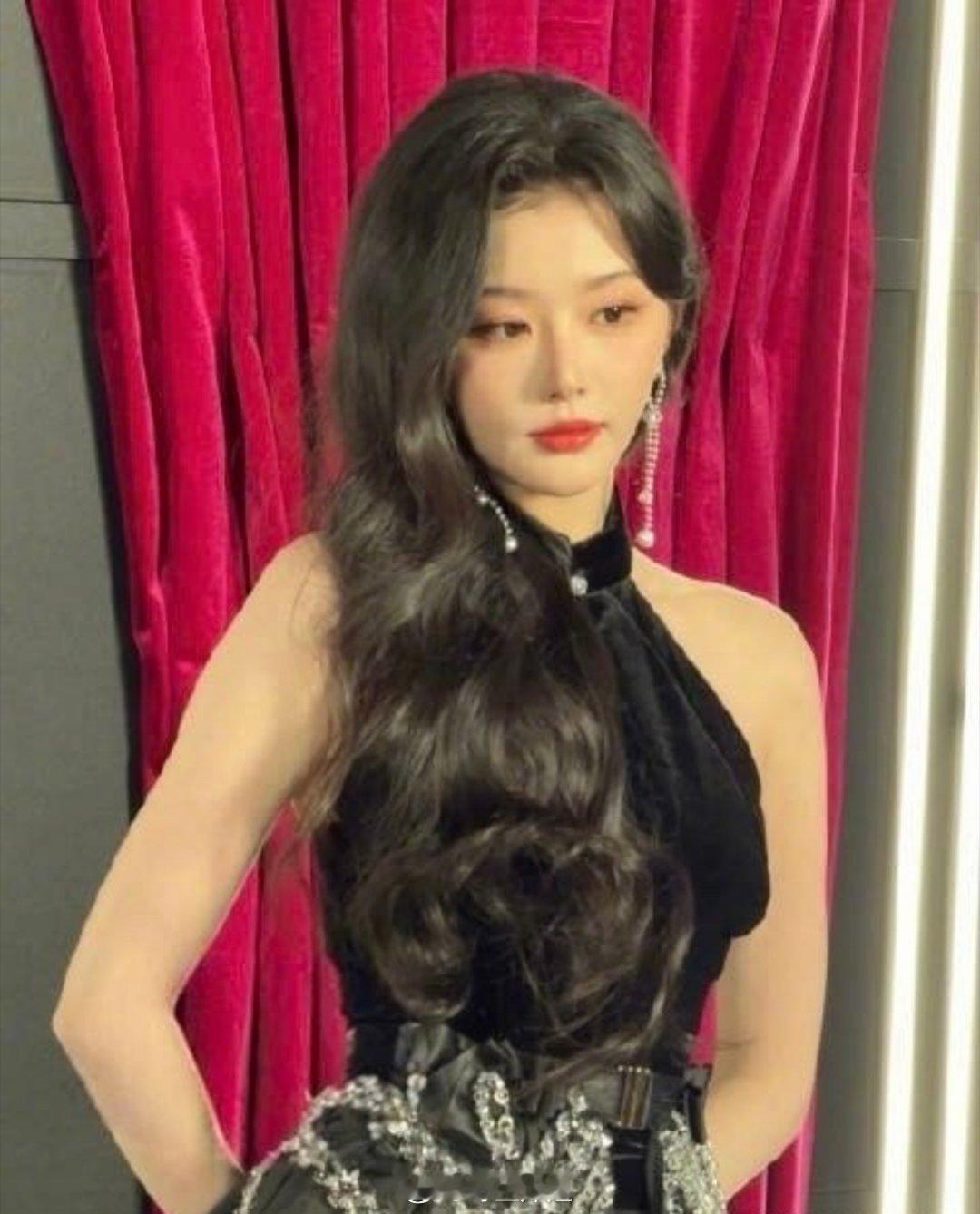 孔雪儿VS周洁琼的同款红毯生图来了，两位都是参加过选秀的女爱豆啊，红毯的表现力你